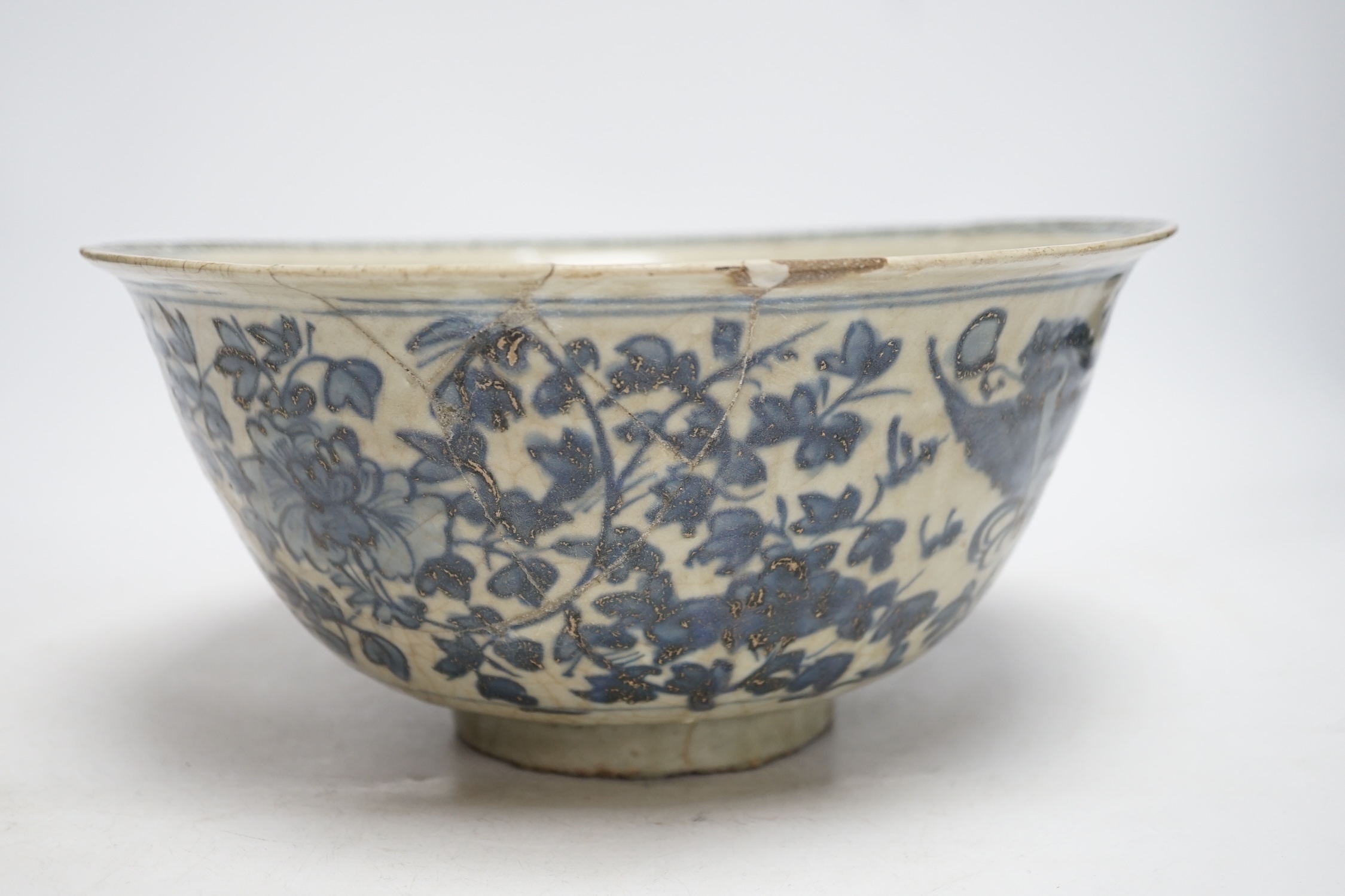 A Chinese Swatow blue and white basin, 16th / 17th century, 28cm diameter